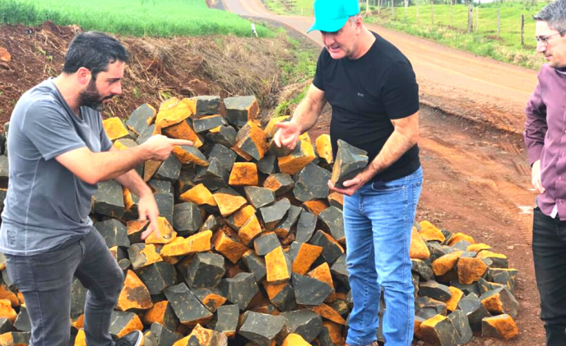 Andamento das obras de calçamento.