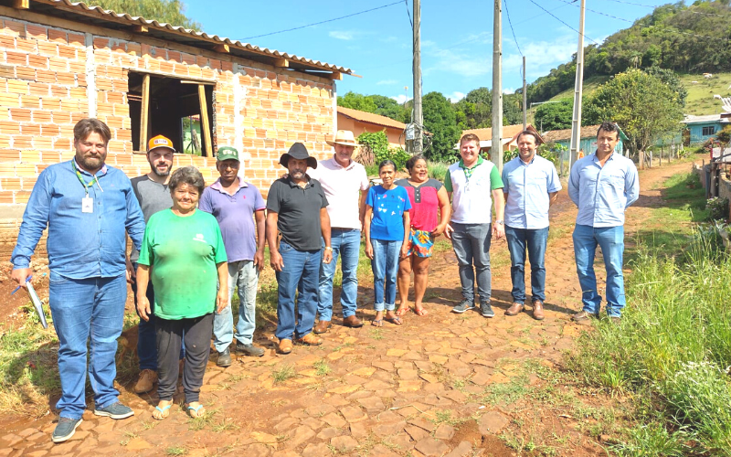 Prefeito Dino esteve na Vila Tomé na tarde dessa terça-feira.