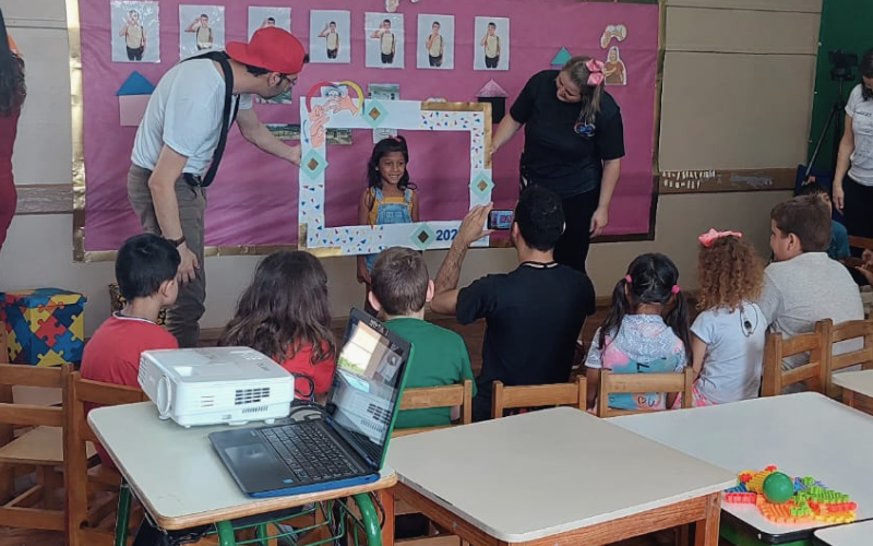 Crianças de Candói com deficiência auditiva têm aulas especiais em Guarapuava.