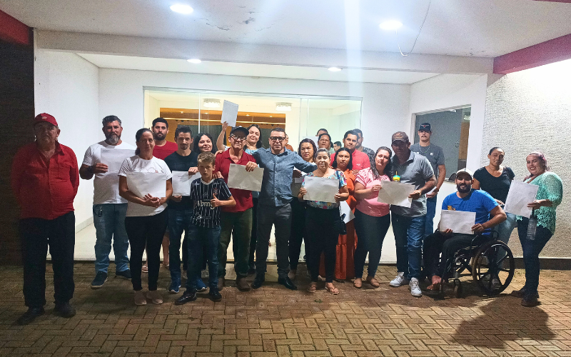 Entregou as matrículas referente à regularização fundiária para os moradores do bairro Jardim Farah 3