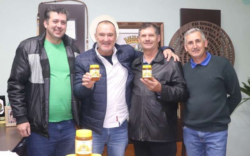 Com apoio da Prefeitura, apicultor de Candói recebe selo de certificação do Ministério da Agricultura