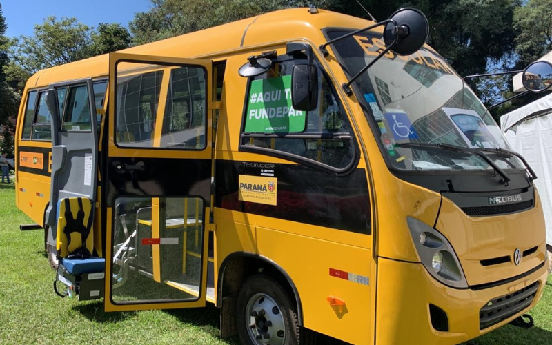 Governo do estado entrega ônibus para transporte escolar de Candói.