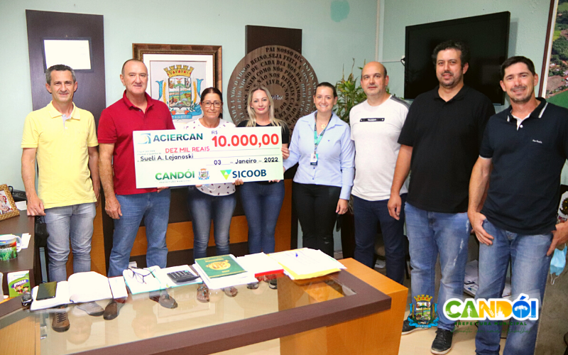 Entrega do cheque simbólico do show de prêmios da ACIERCAN.