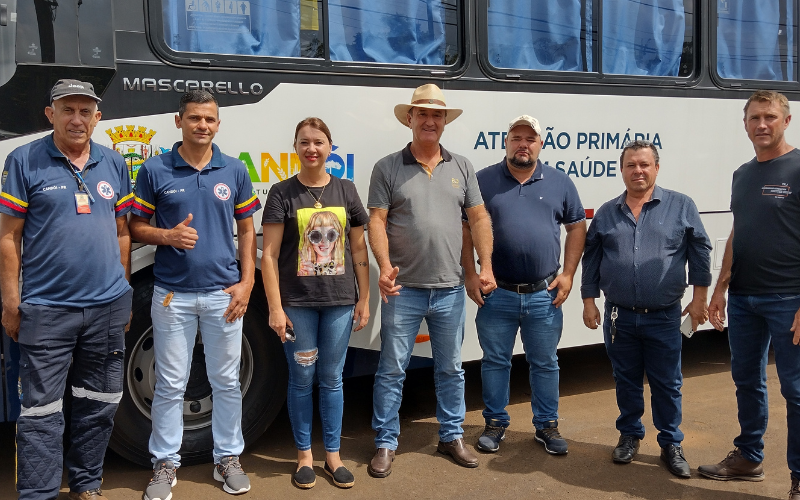 Prefeito Dino repassa ônibus novo para saúde de Candói.