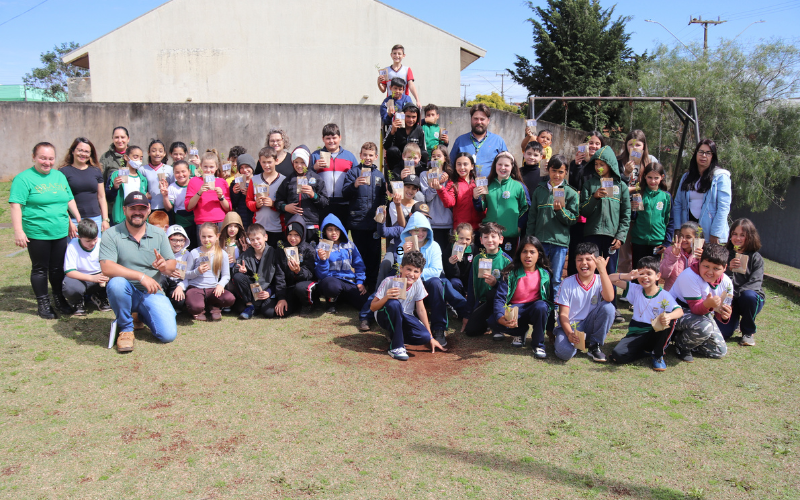 secretário de Urbanismo e Meio Ambiente, George José Rosa, entrega mudas de árvores para os alunos. 